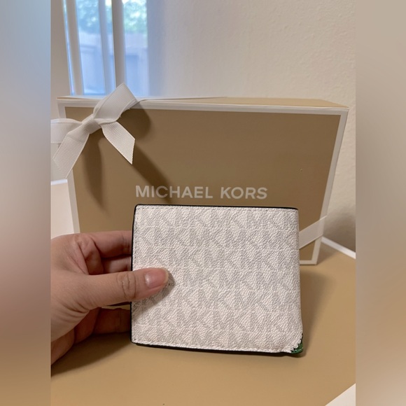 ❌SOLD❌NIB Michael Kors Cooper Logo and Striped Billfold Wallet - Picture 3 of 5